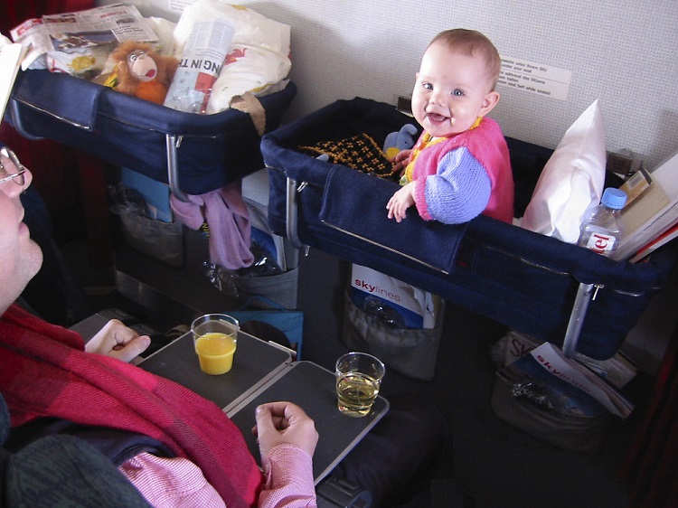 Chuẩn bị hành lý đi máy bay cho bé không phải ai cũng biết