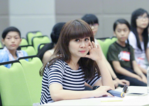 Thí sinh miền Nam xếp hàng chờ thử giọng trong thời tiết oi bức