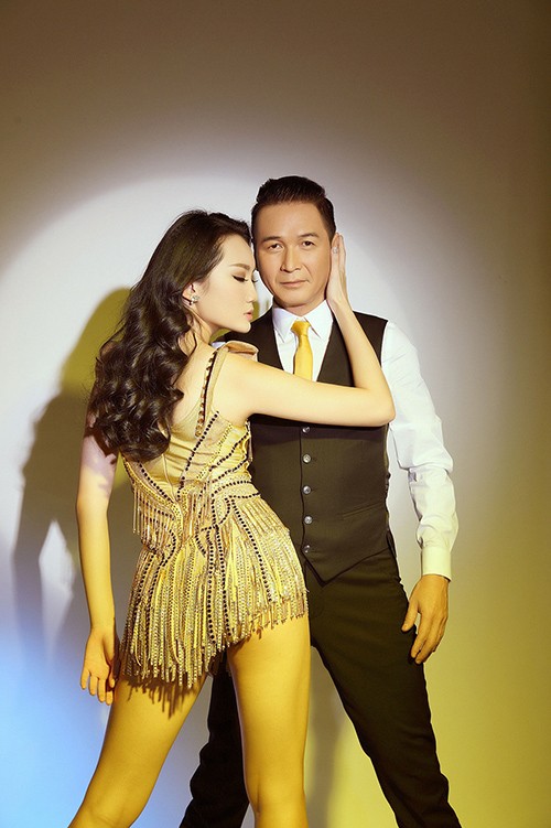 Nguyễn Hưng hát trong live show của nhạc sĩ Nguyễn Ánh 9