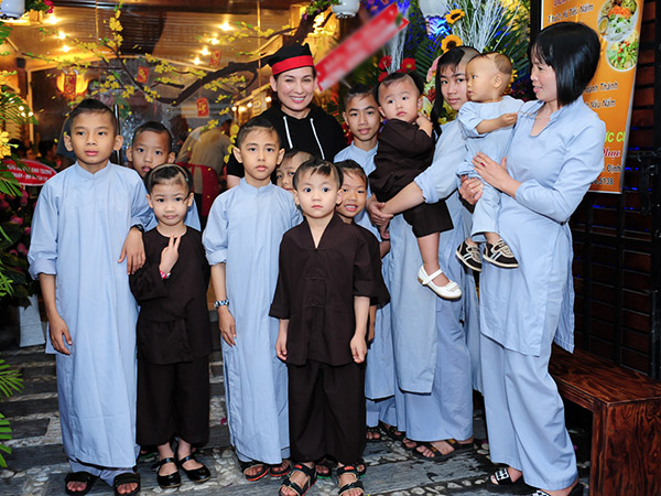 Phi Nhung mở nhà hàng để nuôi 18 đứa con